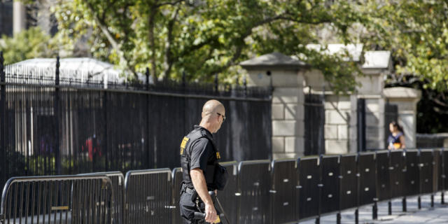 Ein Secret-Service-Mitarbeitervor einem Eingang zu Weissen Haus