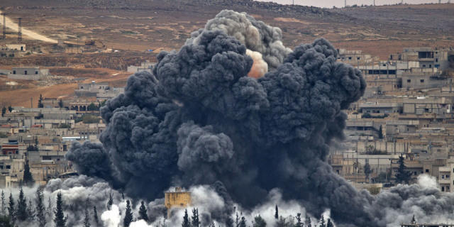 Rauchwolke über Kobane nach Luftangriff auf die Stadt (Archiv)