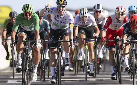 Der irische Meister Sam Bennett (2. von links) hat im Sprint der 10. Etappe der Tour de France die Nase vorne