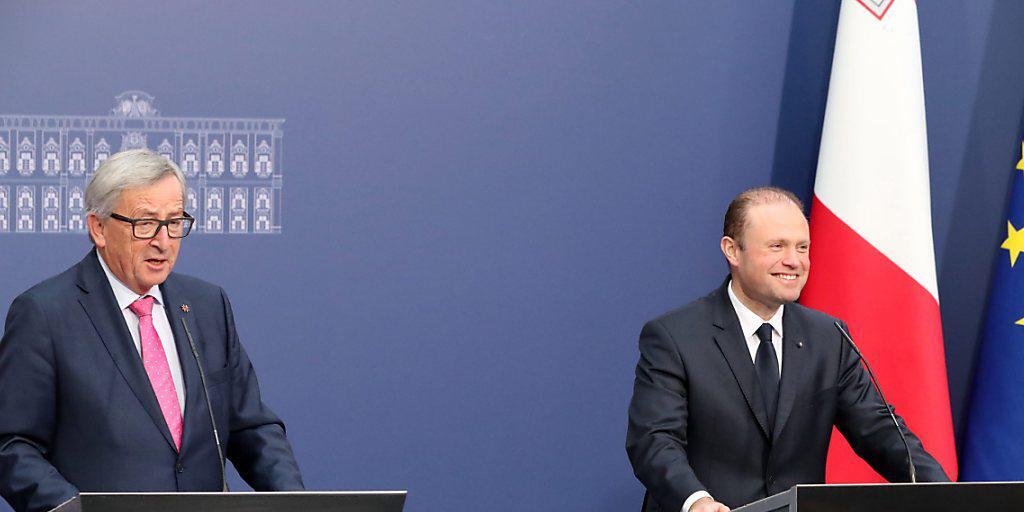 EU-Kommissionspräsident Juncker und Maltas Premierminister Muscat in Valletta bei der Medienkonferenz zum Auftakt der maltesischen EU-Ratspräsidentschaft. Muscat sprach sich dafür aus, dass das EU-Parlament bei den Brexit-Verhandlungen voll an Bord ist.
