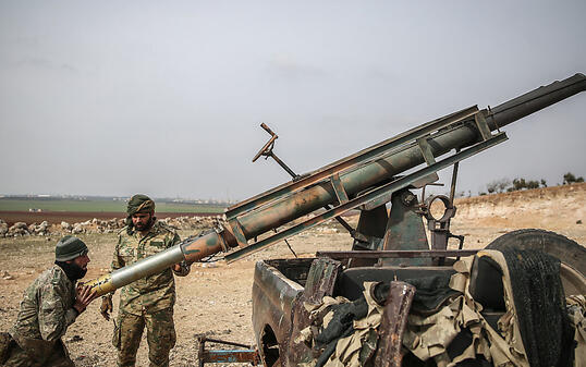 ARCHIV - Von der Türkei unterstützte Soldaten laden einen Raketenwerfer. Die vor fast zehn Jahren in Syrien ausgebrochenen Kämpfe sind 2020 weitgehend abgeklungen. Foto: Anas Alkharboutli/dpa