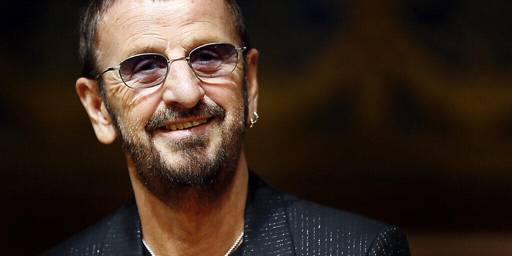 ARCHIV - Der britische Musiker Ringo Starr lächelt bei der Eröffnung seiner Ausstellung 'Arternativelight' im Ozeanographischen Museum. Der Ex-Beatle Ringo Starr feiert am 07.07.2020 seinen 80. Geburtstag. (zu dpa "Peace, Love  Rock'n'Roll: Ex-Beatle Ringo Starr wird 80 Jahre alt") Foto: Sebastien Nogier/epa/dpa