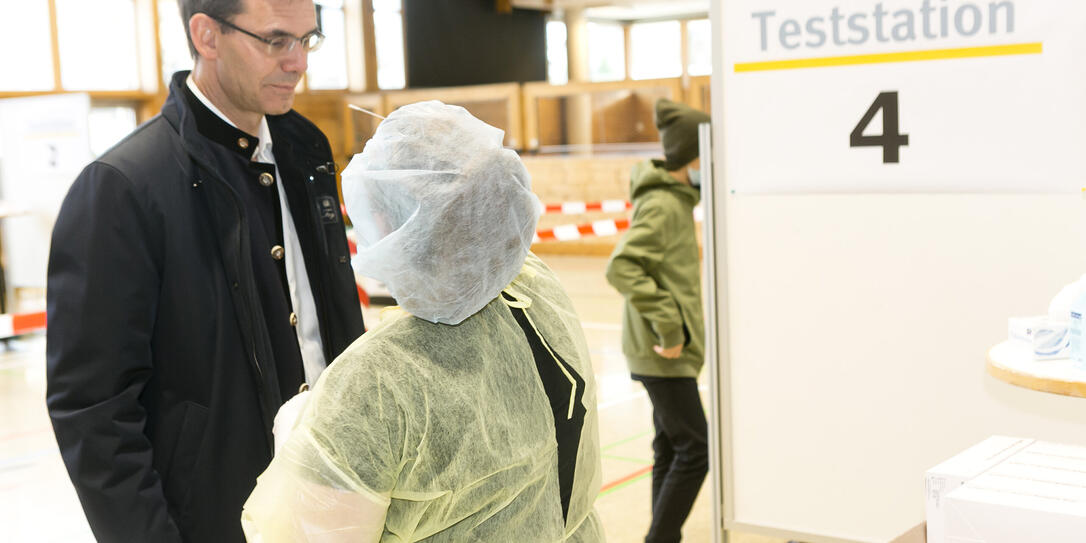 Frastanz am 04.12.2020 Covid 19 Teststation in der Mittelschule, LH Markus Wallner liess sich am Vormittag testen. Heutige Auslastung ist gut mit rund 1.000 Personen, Samstag sind bis jetzt nur ca. 500 angemeldet, am Sonntag nur noch etwas ueber 100 Per Frastanz am 04.12.2020 Covid 19 Teststation in der Mittelschule, LH Markus Wallner liess sich am Vormittag testen. Heutige Auslastung ist gut mit rund 1.000 Personen, Samstag sind bis jetzt nur ca. 500 angemeldet, am Sonntag nur noch etwas ueber 100 Per