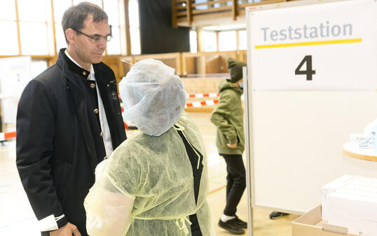 Frastanz  am 04.12.2020  Covid 19 Teststation in der Mittelschule, LH Markus Wallner liess sich am Vormittag testen. Heutige Auslastung ist gut mit rund 1.000 Personen, Samstag sind bis jetzt nur ca. 500 angemeldet, am Sonntag nur noch etwas ueber 100 Per