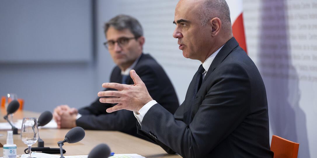 Bundesrat Alain Berset, vorne, spricht während einer Medienkonferenz über das weitere Vorgehen bei der Bekämpfung des Coronavirus.