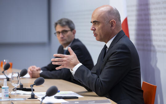 Bundesrat Alain Berset, vorne, spricht während einer Medienkonferenz über das weitere Vorgehen bei der Bekämpfung des Coronavirus.