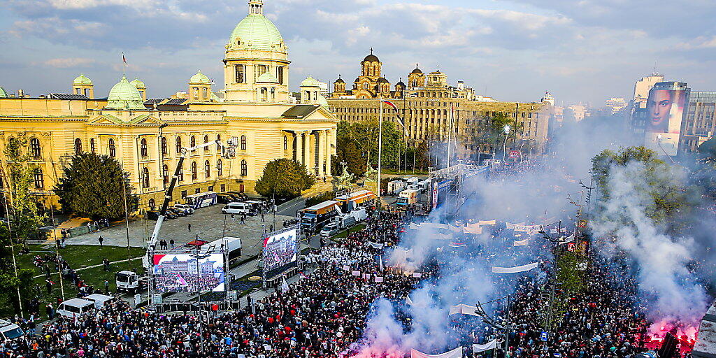 Mit einer Massenkundgebung reagierte Serbiens Präsident Vucic auf die seit Ende des vergangenen Jahres anhaltenden wöchentlichen Proteste der Opposition und regierungskritischer Bürger.