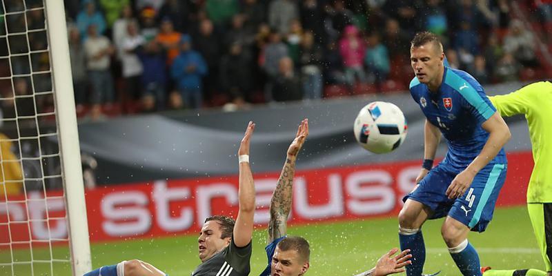 Rutschpartie in Augsburg: Deutschlands Mario Götze (li.) duelliert sich mit dem Slowaken Martin Skrtel