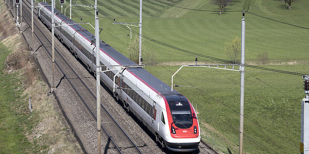 Die Fernverkehrskonzession der SBB wird um zwei Jahre verlängert. Bis Mitte 2018 will der Bund entscheiden, welche Fernverkehrslinien ab dem Fahrplanwechsel 2019 von der SBB und welche von der BLS betrieben werden sollen. (Archivbild)