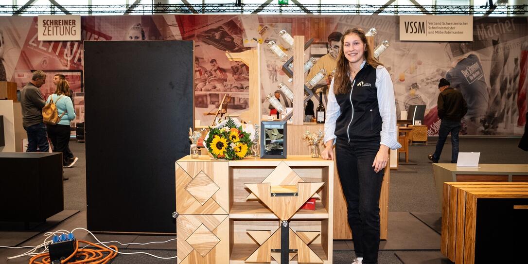 Laura Frick aus Balzers posiert mit ihrem Sideboard, das vom Messepublikum am meisten Stimmen erhalten hat.