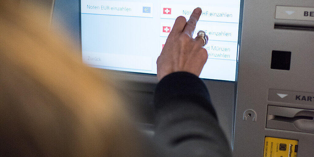 Wer bei der Postfinance ein Vermögen von mehr als 100'000 Franken hat, aber keine anderen Dienstleistungen des Instituts nutzt als das Konto, dem werden künftig die Negativzinsen belastet. (Symbolbild)