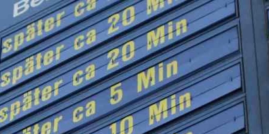 Die Anzeigetafel zeigt diverse Verspätungen an: Auf der Strecke Olten-Aarau gab es am Freitagnachmittag für Züge kein Durchkommen. (Symbolbild)