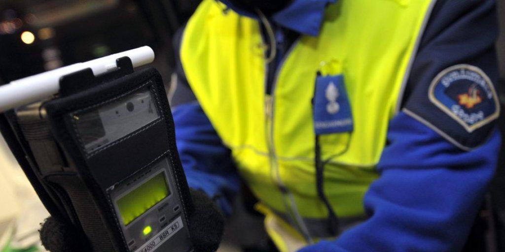 17 Prozent der Schweizer Autofahrer sagen aus, selbst mit mehr Alkohol intus als erlaubt am Steuer gesessen zu haben. (Symbolbild) 17 Prozent der Schweizer Autofahrer sagen aus, selbst mit mehr Alkohol intus als erlaubt am Steuer gesessen zu haben. (Symbolbild)
