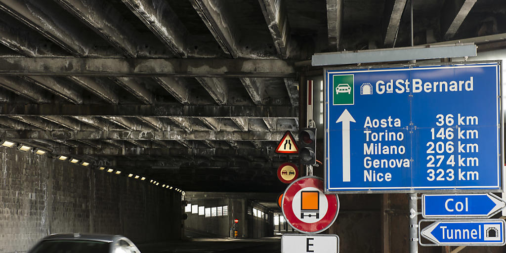 Wegen Sanierungsarbeiten bleibt der Tunnel am Grossen Sankt Bernhard bis Ende November geschlossen. (Archivbild)