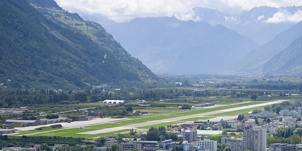 Das Verteidigungsdepartement, der Kanton Wallis und die Stadt Sitten haben am Mittwoch den Übergang des Militärflugplatzes Sitten zum Zivilflugplatz in einer Vereinbarung geregelt. (Archivbild)