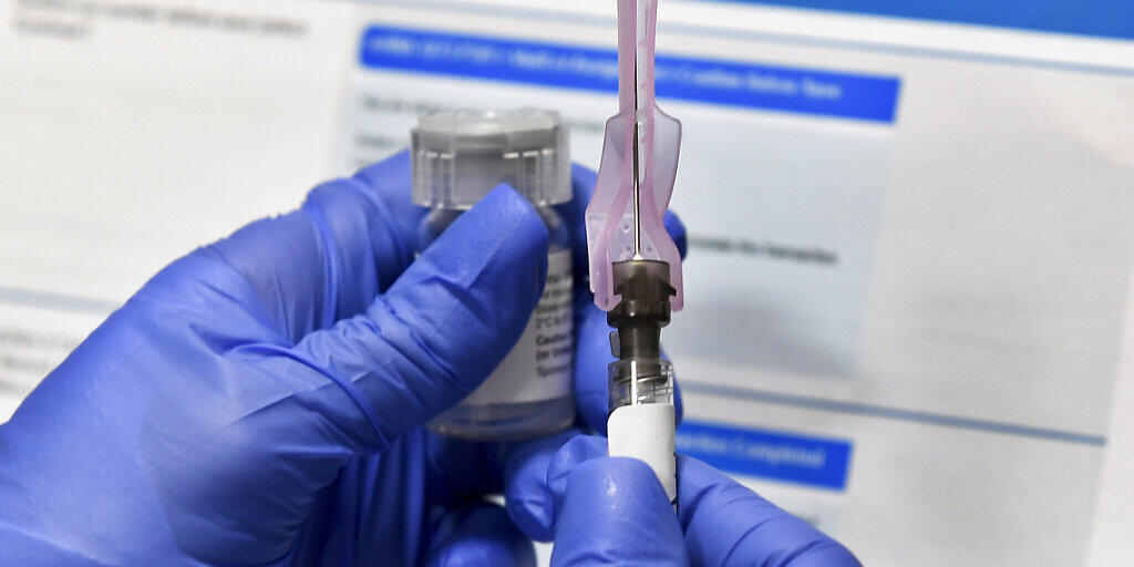 ARCHIV - Eine Krankenschwester bereitet eine Spritze mit einem potenziellen Impfstoff der US-Biotech-Firma Moderna gegen Covid-19 vor. Foto: Hans Pennink/AP/dpa ARCHIV - Eine Krankenschwester bereitet eine Spritze mit einem potenziellen Impfstoff der US-Biotech-Firma Moderna gegen Covid-19 vor. Foto: Hans Pennink/AP/dpa