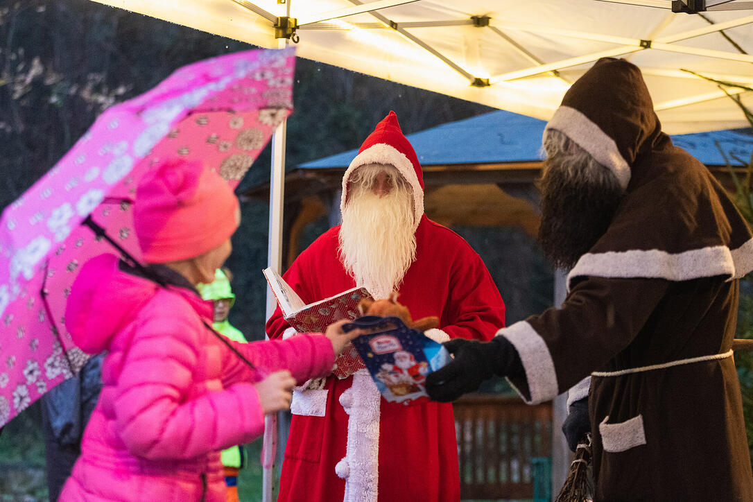 Samichlaus besucht die Heuwiese
