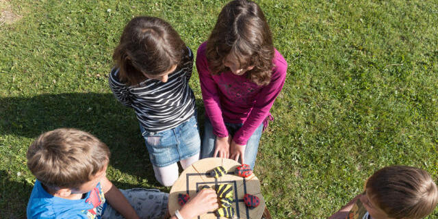 Schulkinder beim Mühlespiel (Symbolbild)