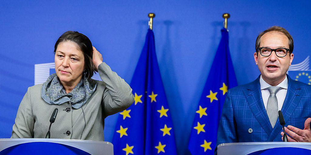 Der deutsche Transportminister Alexander Dobrindt (R) und die EU-Kommissarin, Violeta Bulc (L) präsentieren vor den Medien den Kompromiss.