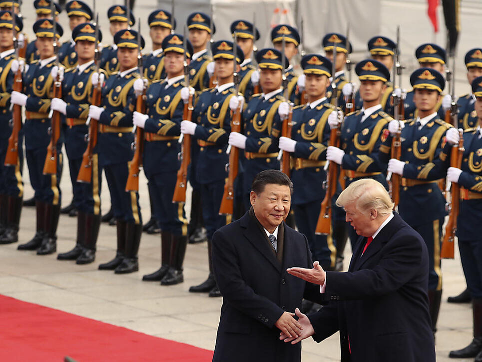 Chinesische Elitesoldaten kommen einheitlich unter die Führung der kommunistischen Partei Chinas - die Regierung gibt Weisungsbefugnisse ab. (Symbolbild von Staatsbesuch Donald Trumps bei Xi Jinping)