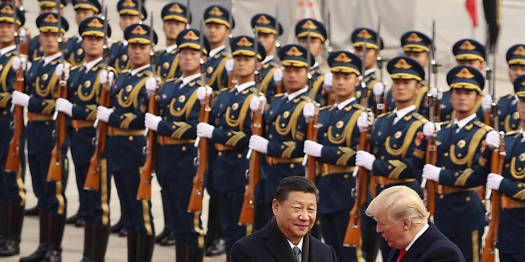 Chinesische Elitesoldaten kommen einheitlich unter die Führung der kommunistischen Partei Chinas - die Regierung gibt Weisungsbefugnisse ab. (Symbolbild von Staatsbesuch Donald Trumps bei Xi Jinping)