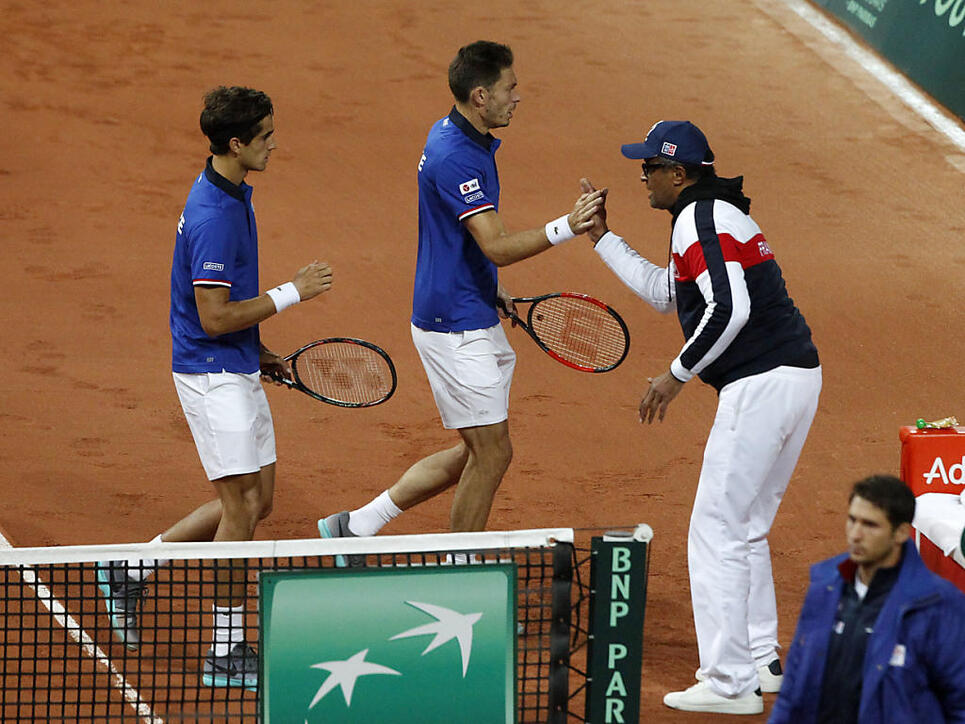 Frankreichs Davis-Cup-Captain Yannick Noah freut sich mit dem französischen Doppel über die Führung gegen Serbien