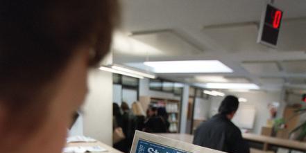 ARBEIT, ARBEITSLOS, STELLENSUCHE, JOBSUCHE, ARBEITSVERMITTLUNGZENTRUM, ZEITUNG, STELLENANZEIGER