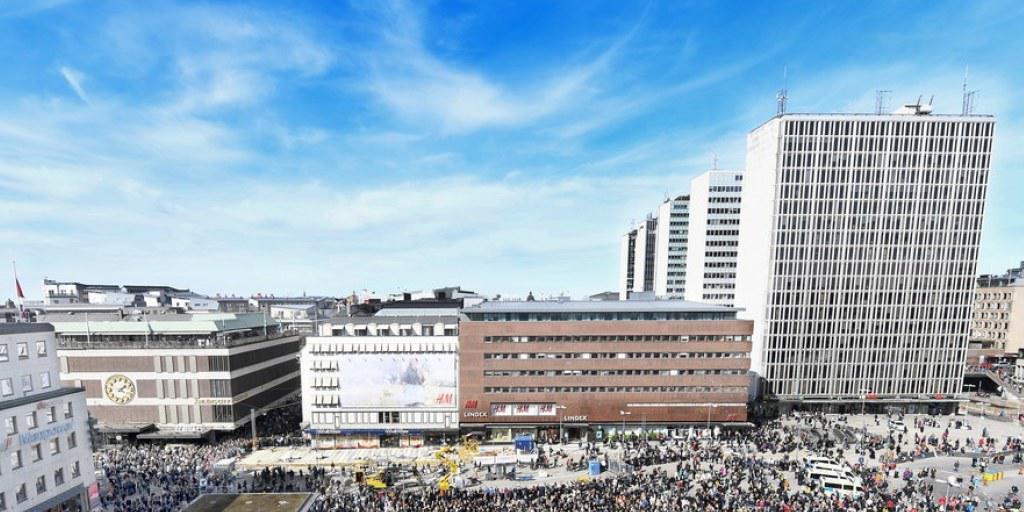 In der Nähe des Anschlagsortes in Stockholm versammelten sich am Sonntagnachmittag mehr als 20'000 Menschen zu einer "Liebes-Kundgebung".