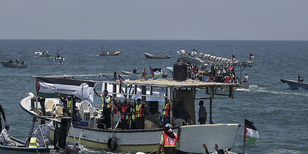 Aus Protest gegen die israelische Seeblockade des Gazastreifens ist am Dienstag eine kleine Flotte vom Hafen der Stadt Gaza in See gestochen.