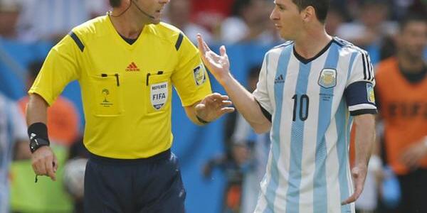 Final-Schiedsrichter Rizzoli mit Argentiniens Superstar Messi