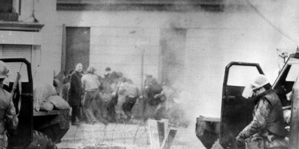 Das Jahr 1972 war eines der blutigsten im Konflikt um Nordirland. Britische Fallschirmjäger erschossen am 30. Januar, dem "Bloody Sunday" von Londonderry (Derry), in der nordirischen Stadt 13 katholische Demonstranten. Nun kommt ein Ex-Soldat vor Gericht.
(Bild vom 30. Januar 1972)
