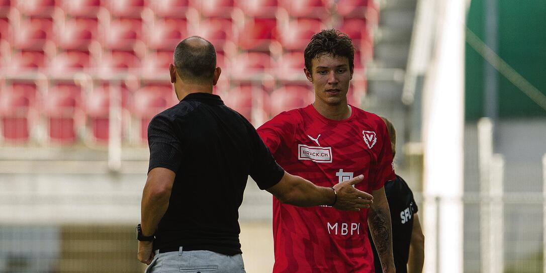 Noah Frick und Trainer Mario Frick