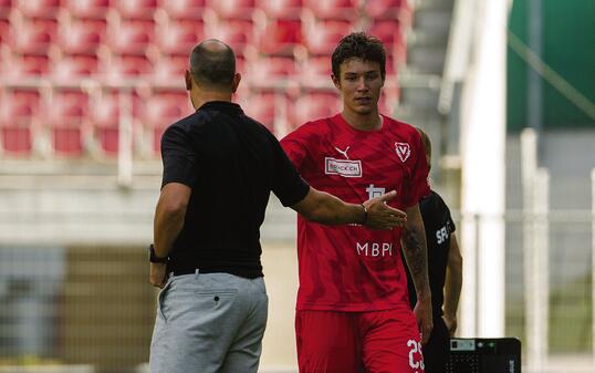 Noah Frick und Trainer Mario Frick