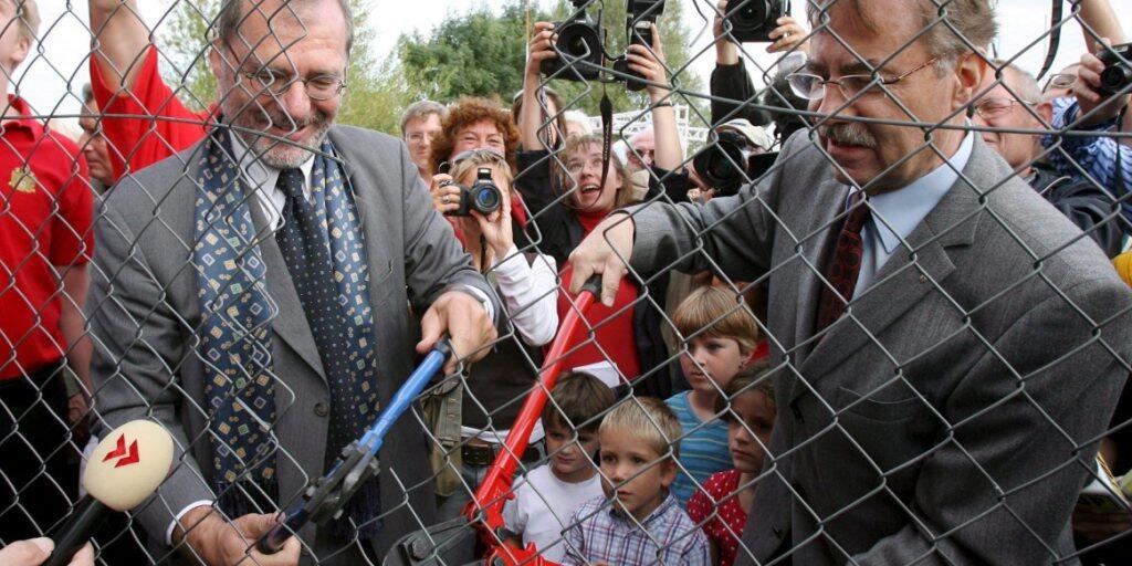 Historische Grenzöffnung am 16. August 2006: Kreuzlingens Stadtpräsident Josef Bieri (rechts) und der Konstanzer Oberbürgermeister Horst Frank durchtrennen mit Zangen den Grenzzaun (Archivbild).
