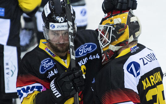 Tristan Scherwey (links) und Goalie Tomi Karhunen freuen sich über den Einzug in den Cup-Final