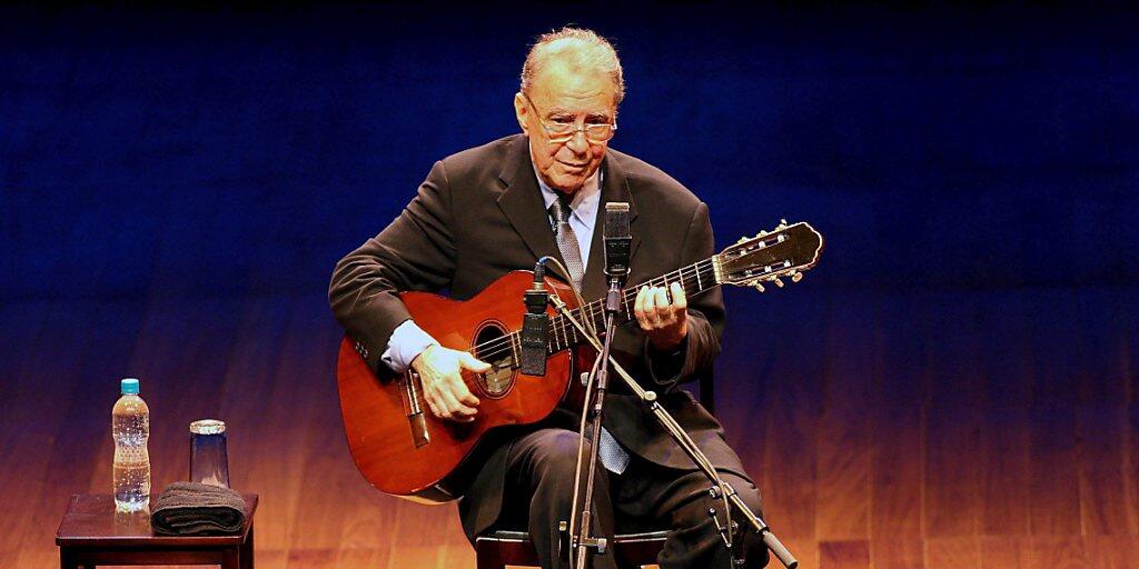 João Gilberto ist im Alter von 88 Jahren gestorben. Der Gitarrist und Sänger galt als einer der Väter des Bossa Nova. (Bild von 2008)