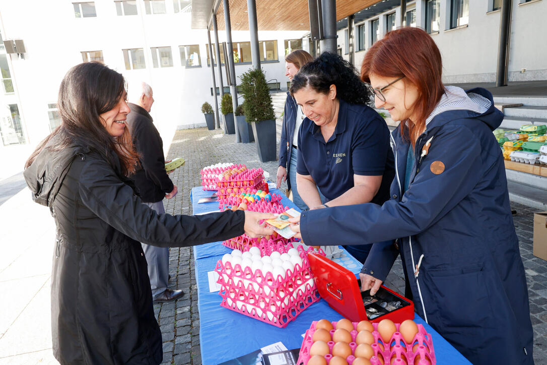 Karfreitagseierverkauf auf dem Dorfplatz von Eschen