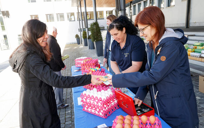 Karfreitagseierverkauf auf dem Dorfplatz von Eschen