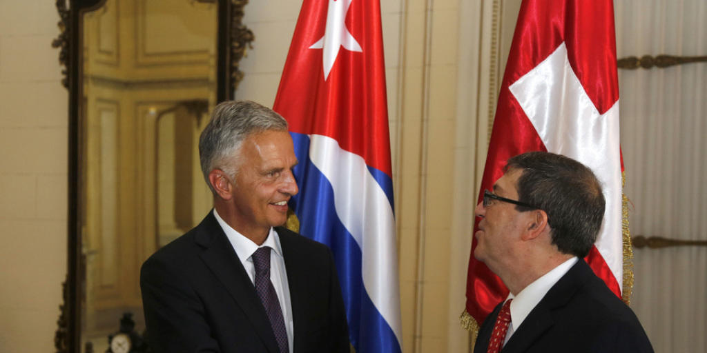 Bundesrat Didier Burkhalter lud Kubas Aussenminister Bruno Rodriguez in Havanna für 2016 zu einem Schweiz-Besuch ein. Bundesrat Didier Burkhalter lud Kubas Aussenminister Bruno Rodriguez in Havanna für 2016 zu einem Schweiz-Besuch ein.