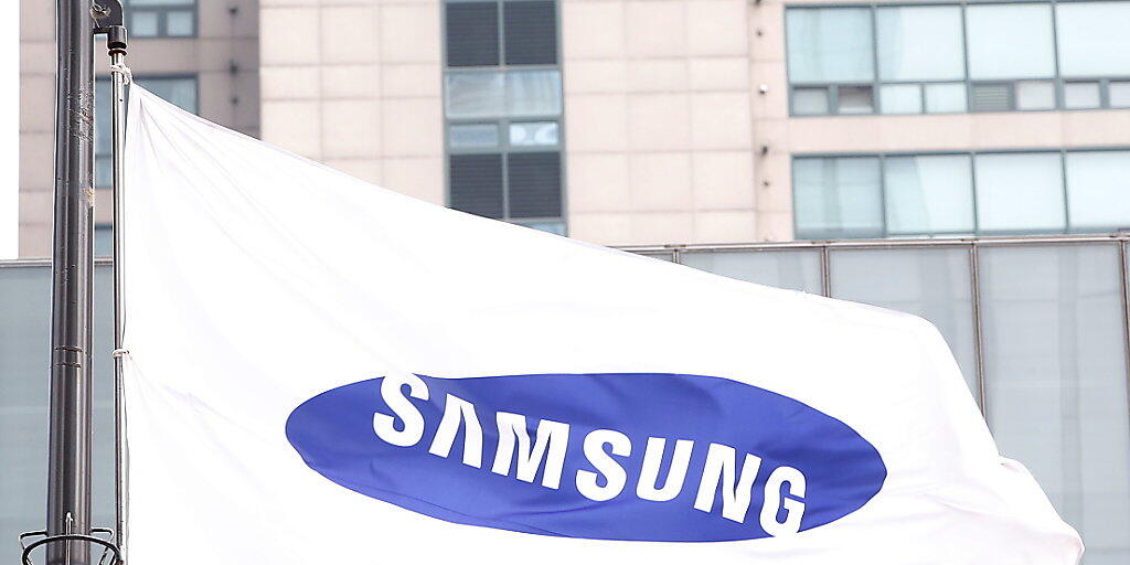 Wenige Tage vor dem geplanten Termin hat Samsung den Verkaufsstart des ersten Smartphones mit Falt-Display verschoben. Zuvor waren Display-Probleme bekannt geworden. (Archivbild)