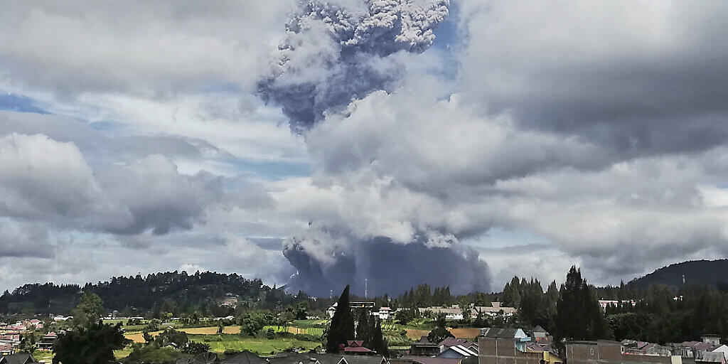 Der Vulkan Sinabung spuckt bei seinem Ausbruch Asche und Rauch in die Luft. Foto: Sugeng Nuryono/AP/dpa