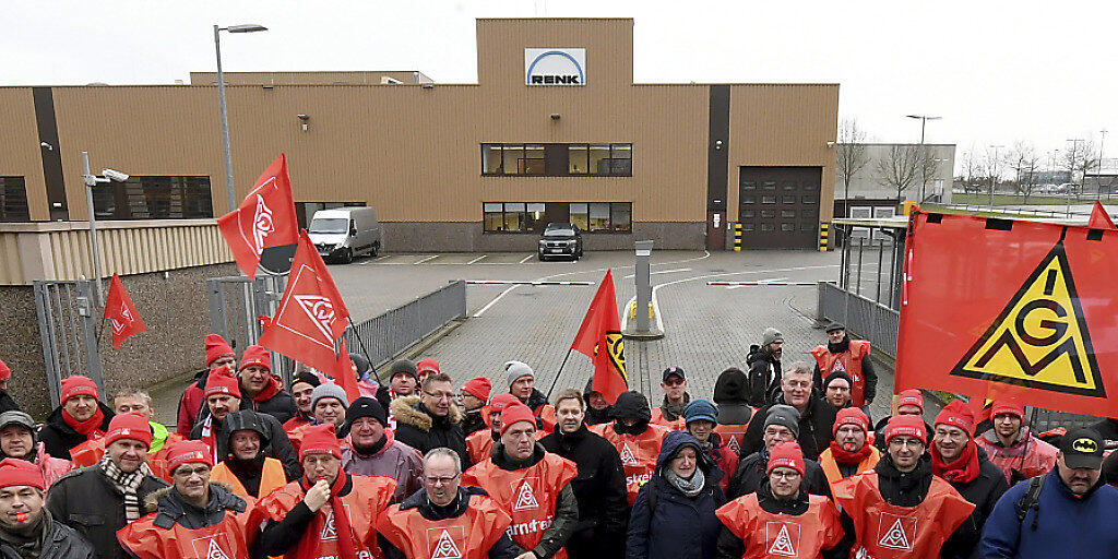 Metallarbeiter streiken heute im Südwesten Deutschlands, nachdem die IG Metall zuvor bereits in Hannover und Bremen zum Streik aufgerufen hatte.