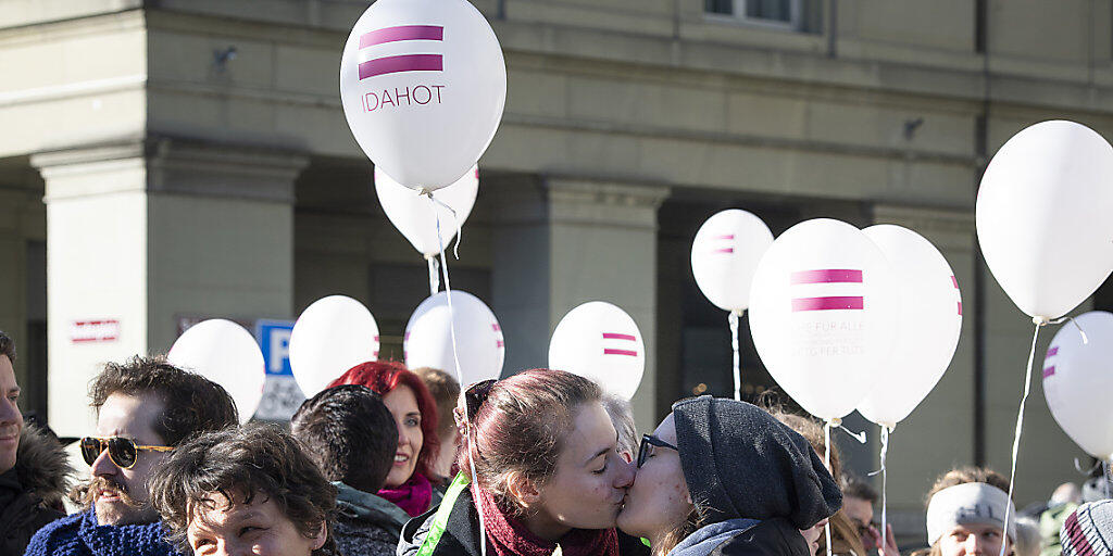 Am Valentinstag haben homosexuelle Paare an einer Kundgebung die rasche Öffnung der Ehe für alle gefordert. Die Rechtskommission hat gleichentags einen Gesetzesentwurf verabschiedet.