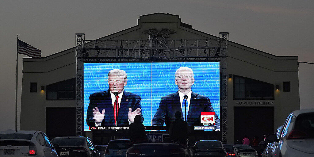 ARCHIV - Menschen verfolgen am 22. Oktober das letzte TV-Duell vor der Präsidentschaftswahl auf einer Leinwand im Fort Mason Center in San Francisco. Foto: Jeff Chiu/AP/dpa ARCHIV - Menschen verfolgen am 22. Oktober das letzte TV-Duell vor der Präsidentschaftswahl auf einer Leinwand im Fort Mason Center in San Francisco. Foto: Jeff Chiu/AP/dpa