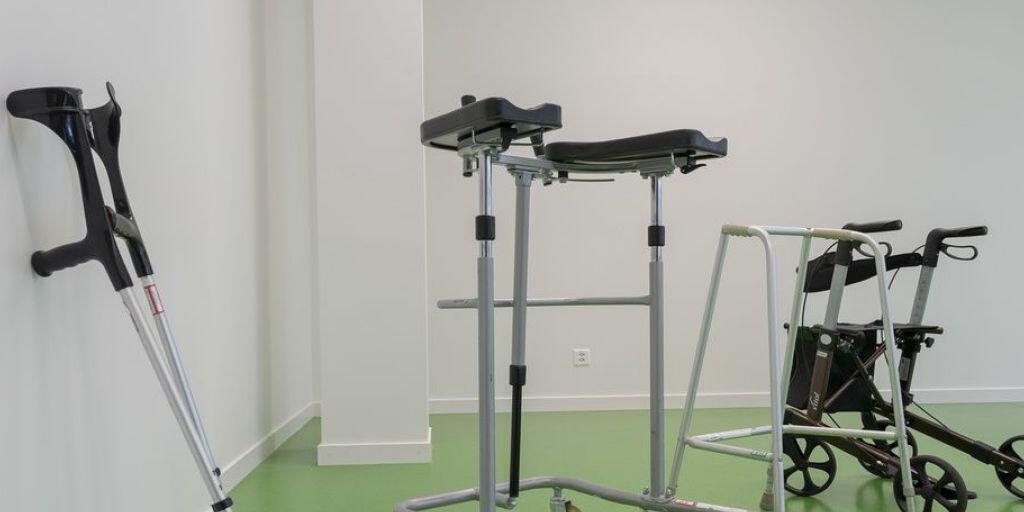 Gehhilfen im Trainingszentrum im Neubau der Universitären Altersmedizin Felix Platter in Basel. Wegen der natürlichen Alterung der Bevölkerung wächst die Zahl der stationären Rehabilitationen - und die Kosten. 2017 betrugen sie 1,84 Milliarden Franken (Archivbild)
