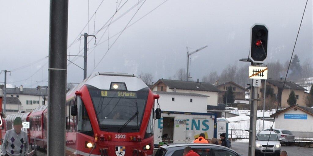 Albtraum auf den Geleisen: Eine Autolenkerin und ihre beiden Kleinkinder wurden in Poschiavo GR zwischen Bahnschranken eingeschlossen und vom Zug gerammt.