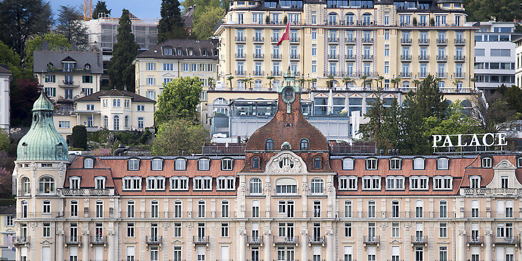 Das Hotel Palace in der Stadt Luzern wird derzeit renoviert und verkauft nun an drei Tagen sein Interieur.