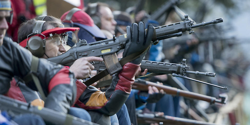 Viele Schweizerinnen und Schweizer sind begeisterte Schützen. Geht es nach der EU-Kommission, sollen sie ihrem Hobby nicht mehr mit dem Sturmgewehr frönen dürfen. (Archiv)
