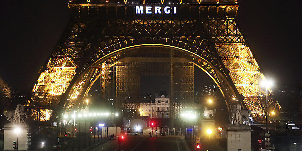 Der Eiffelturm in Paris bedankt sich mit "Merci" bei allen Helfern in der Coronavirus-Krise.