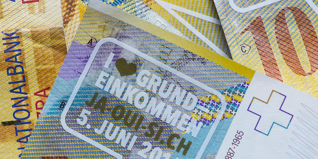 Mit 10er-Noten werben die Initianten für ein bedingungsloses Grundeinkommen. Der Bundesrat hält nichts von der Idee. Er sieht darin eine Gefahr für die Wirtschaft und für den sozialen Zusammenhalt. (Archivbild)